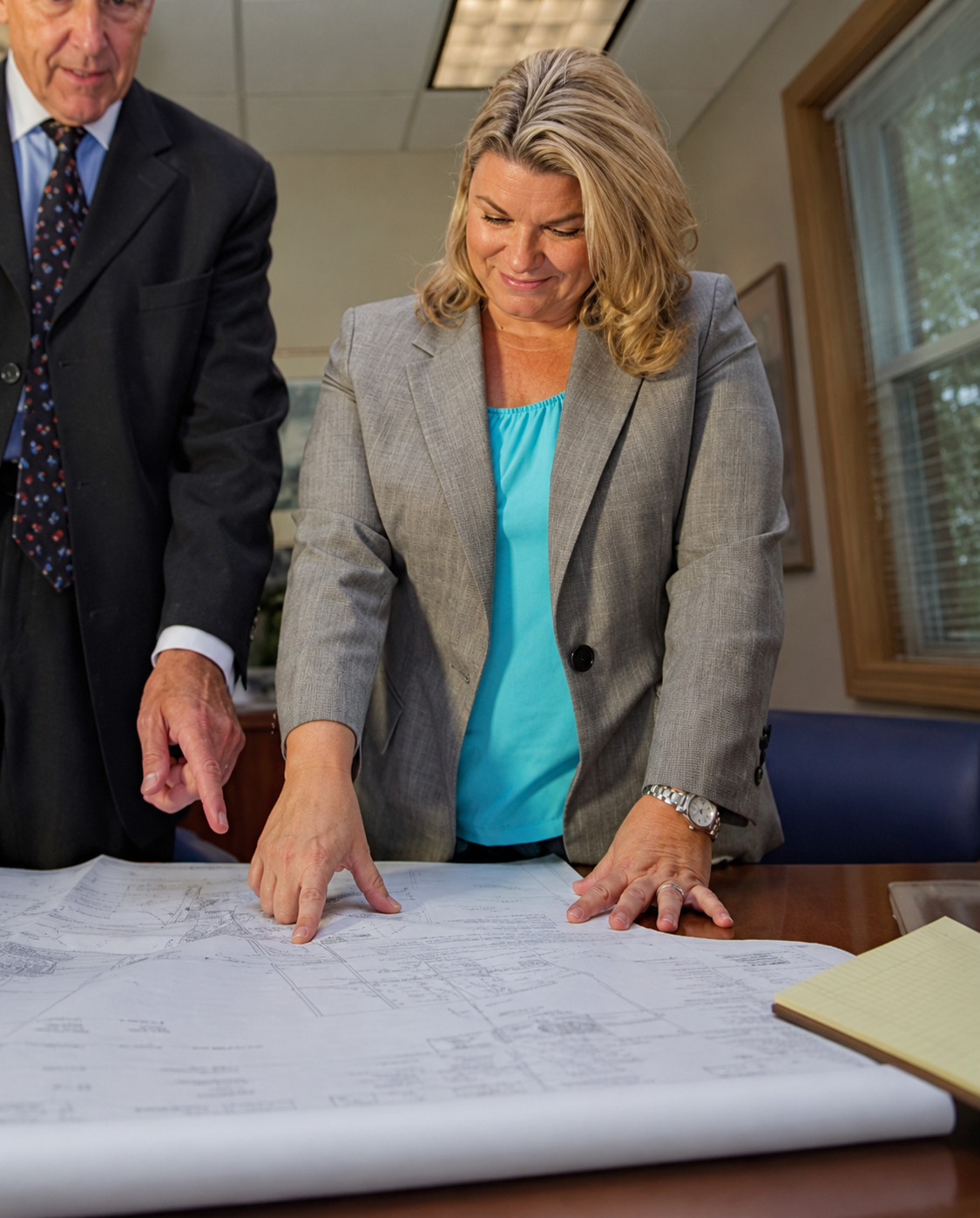 female_blueprint_meeting_original_quality_lossless