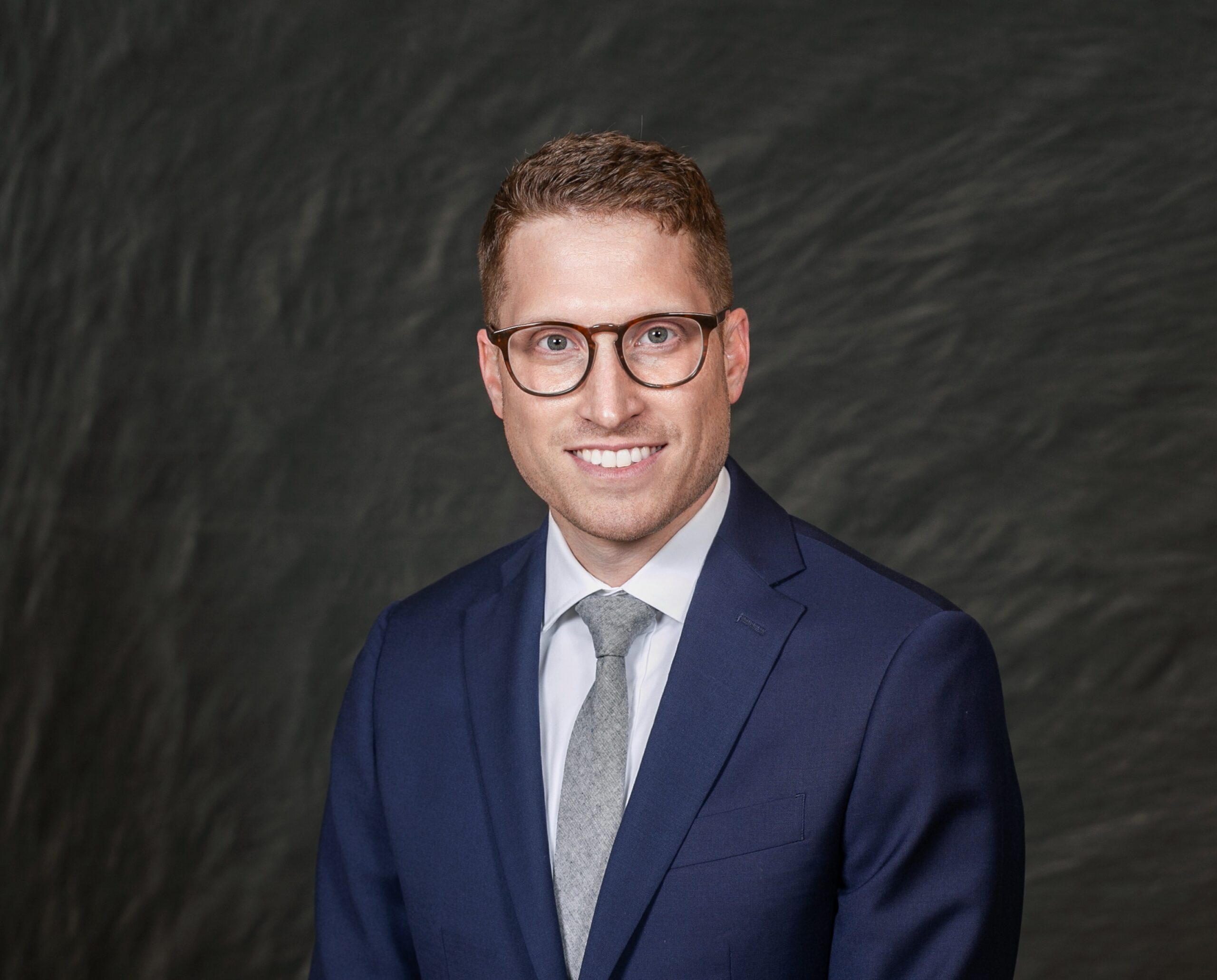 Zachary R. Dolchin<br />
